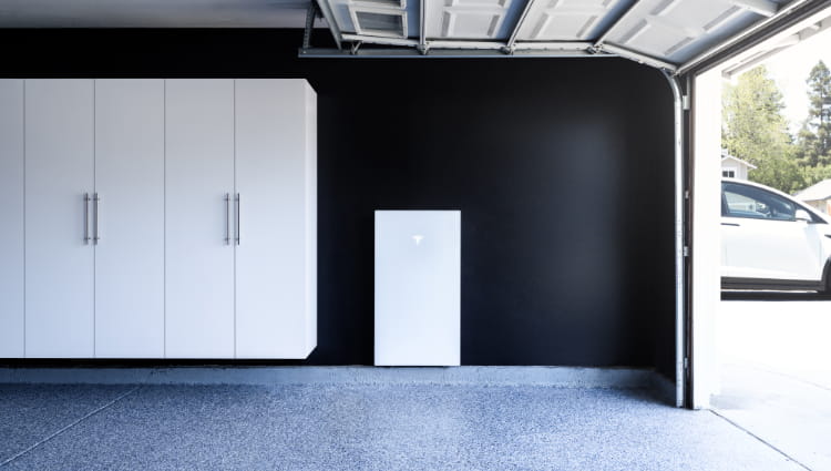 TESLA Powerwall 3P in der Garage